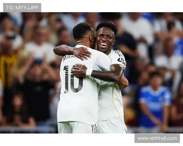 姆巴佩与维尼修斯温馨合影传递友谊力量永远支持彼此的信念